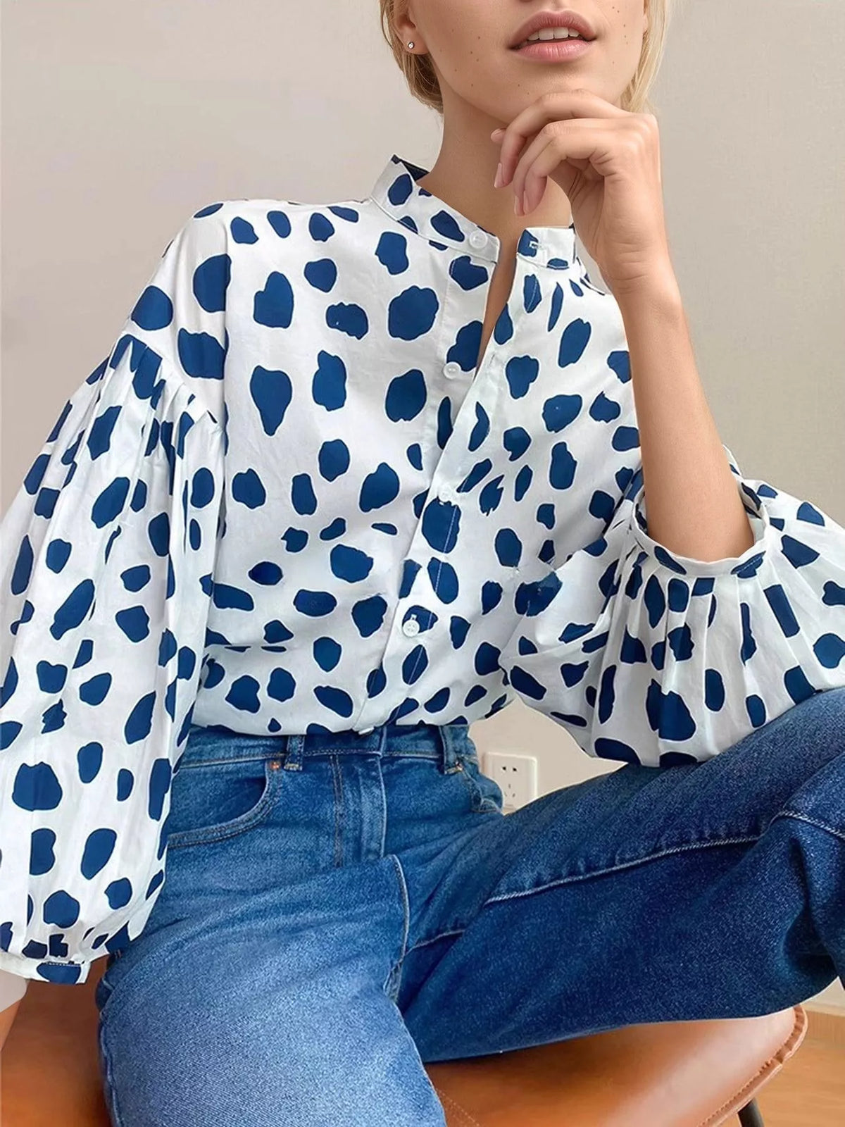 Printed puff-sleeve shirt, blue and white seated view