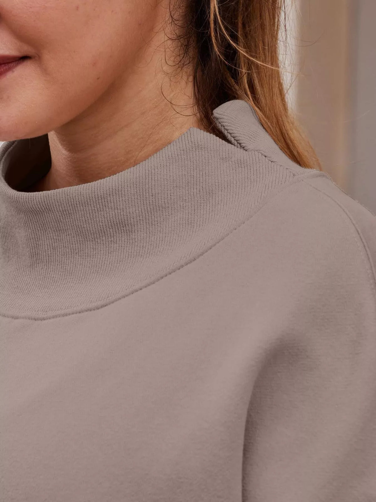 Oversized sweatshirt, taupe neckline detail