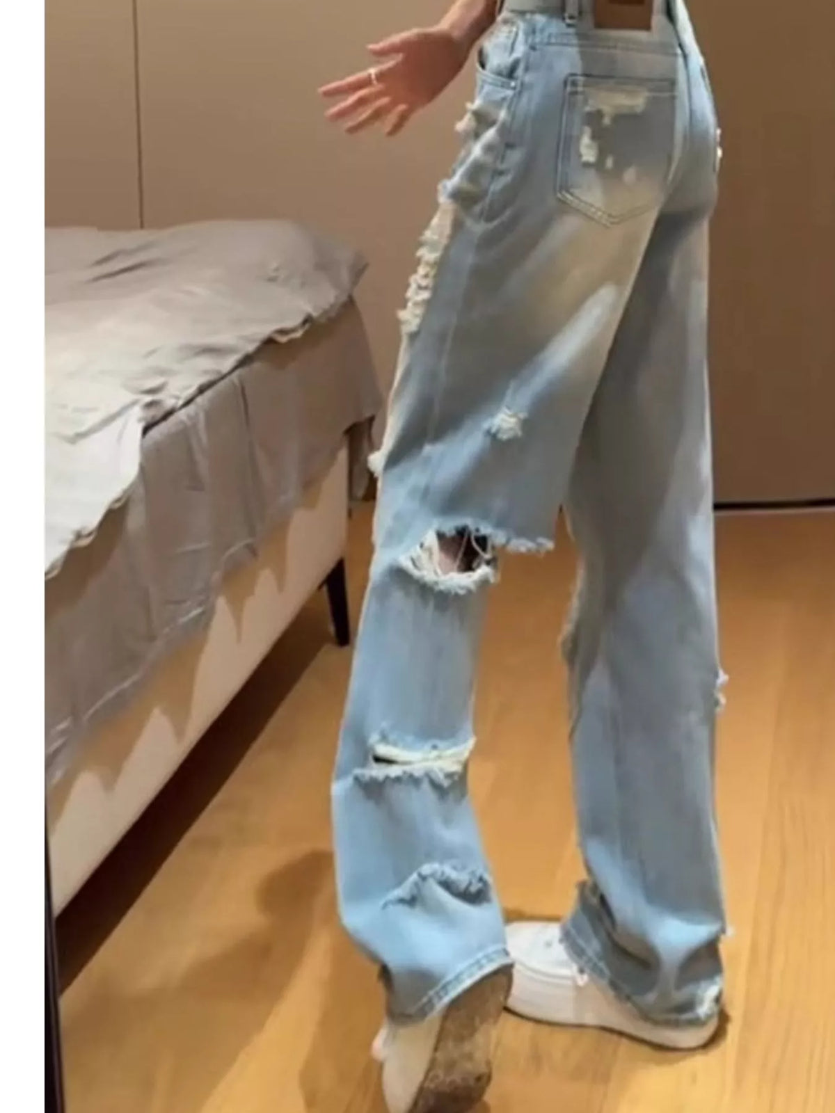 High-Waisted Distressed Jeans in vintage blue