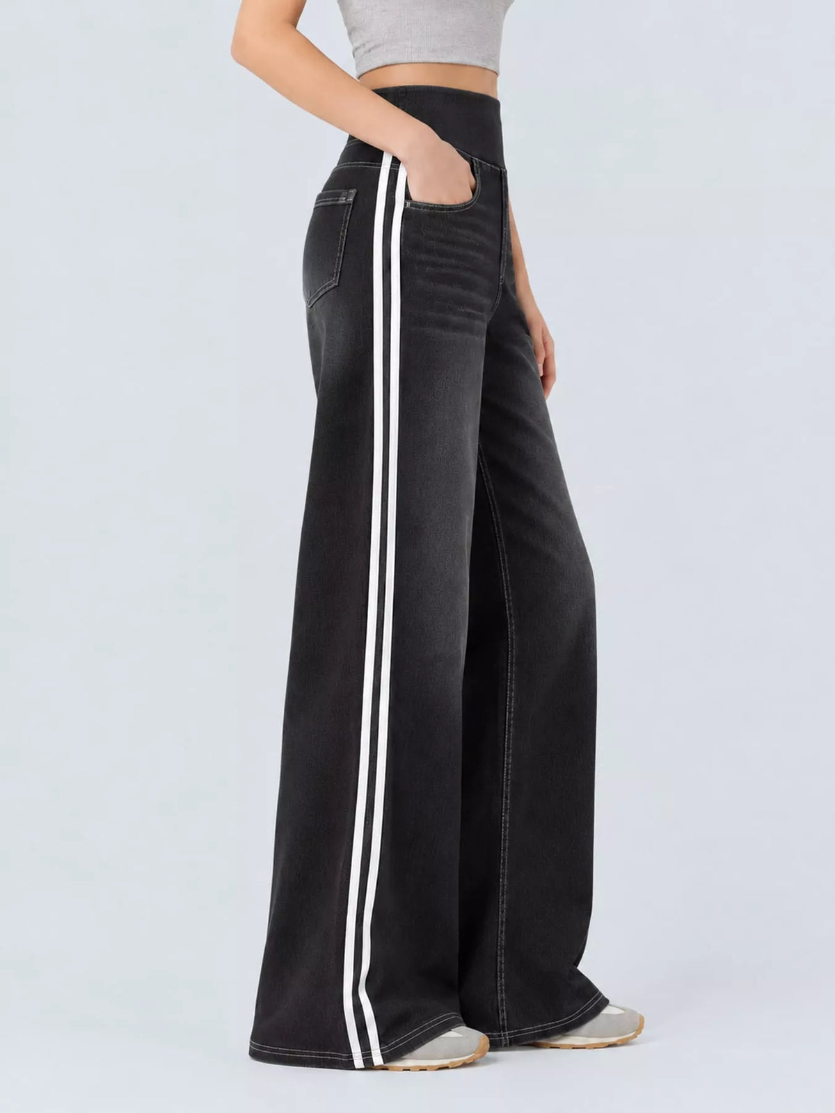 Wide-Leg Side-Stripe Jeans in black
