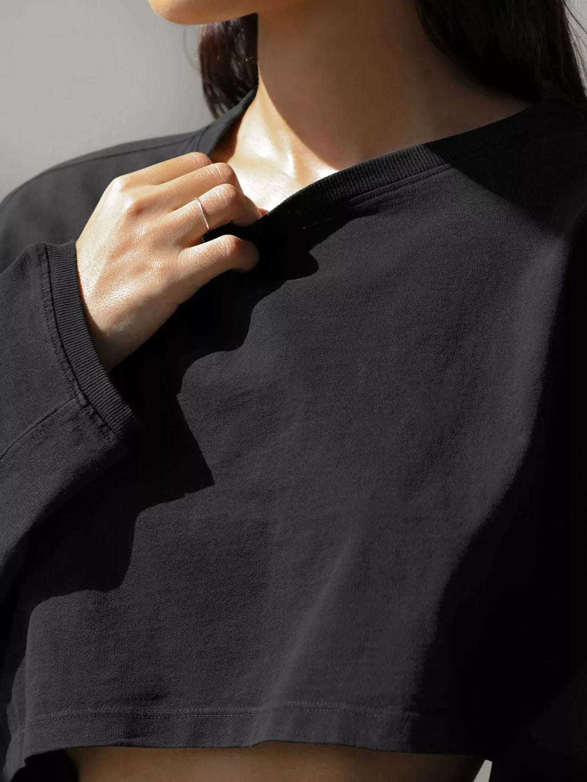 Cropped Sweatshirt in black, construction detail