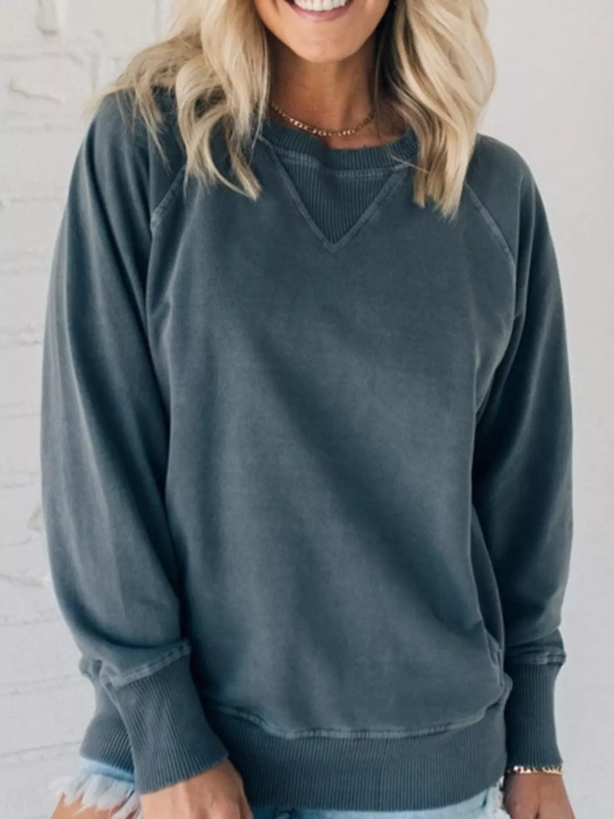 Blue-gray crew neck raglan sleeve sweatshirt