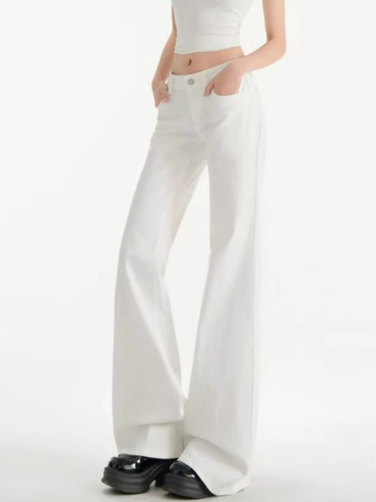 Pocketed Flare Jeans in white