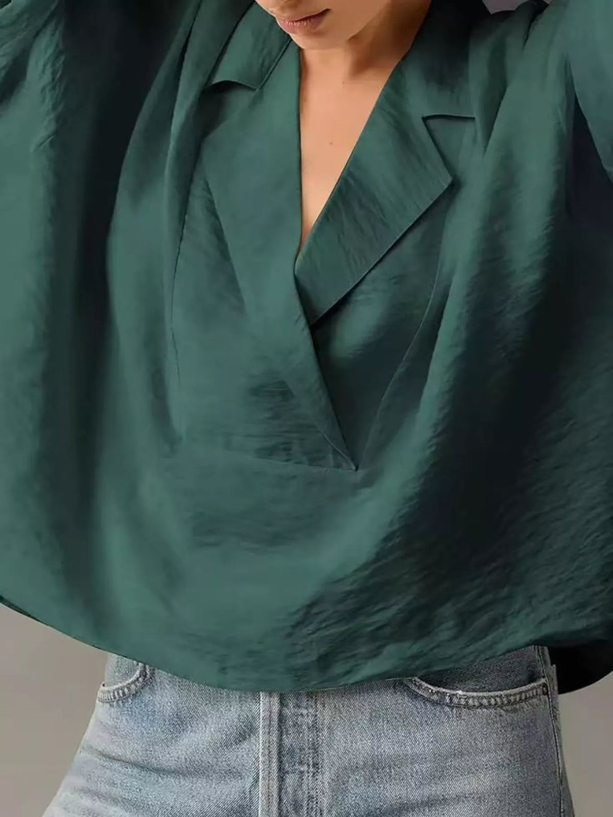 Half-sleeve blouse, green lapel close up