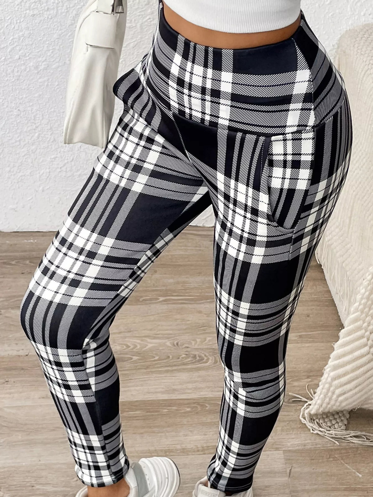 Plaid leggings, black and white front