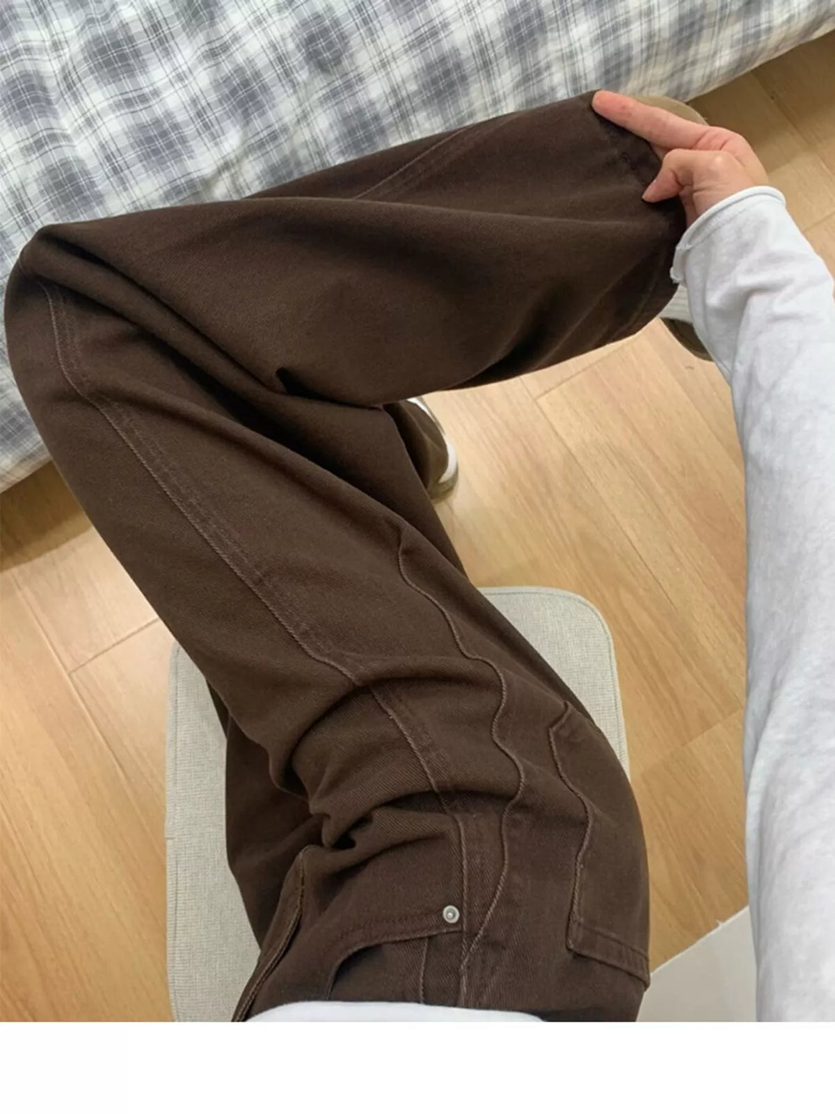 Wide-Leg Jeans with Pockets, detail view in chocolate