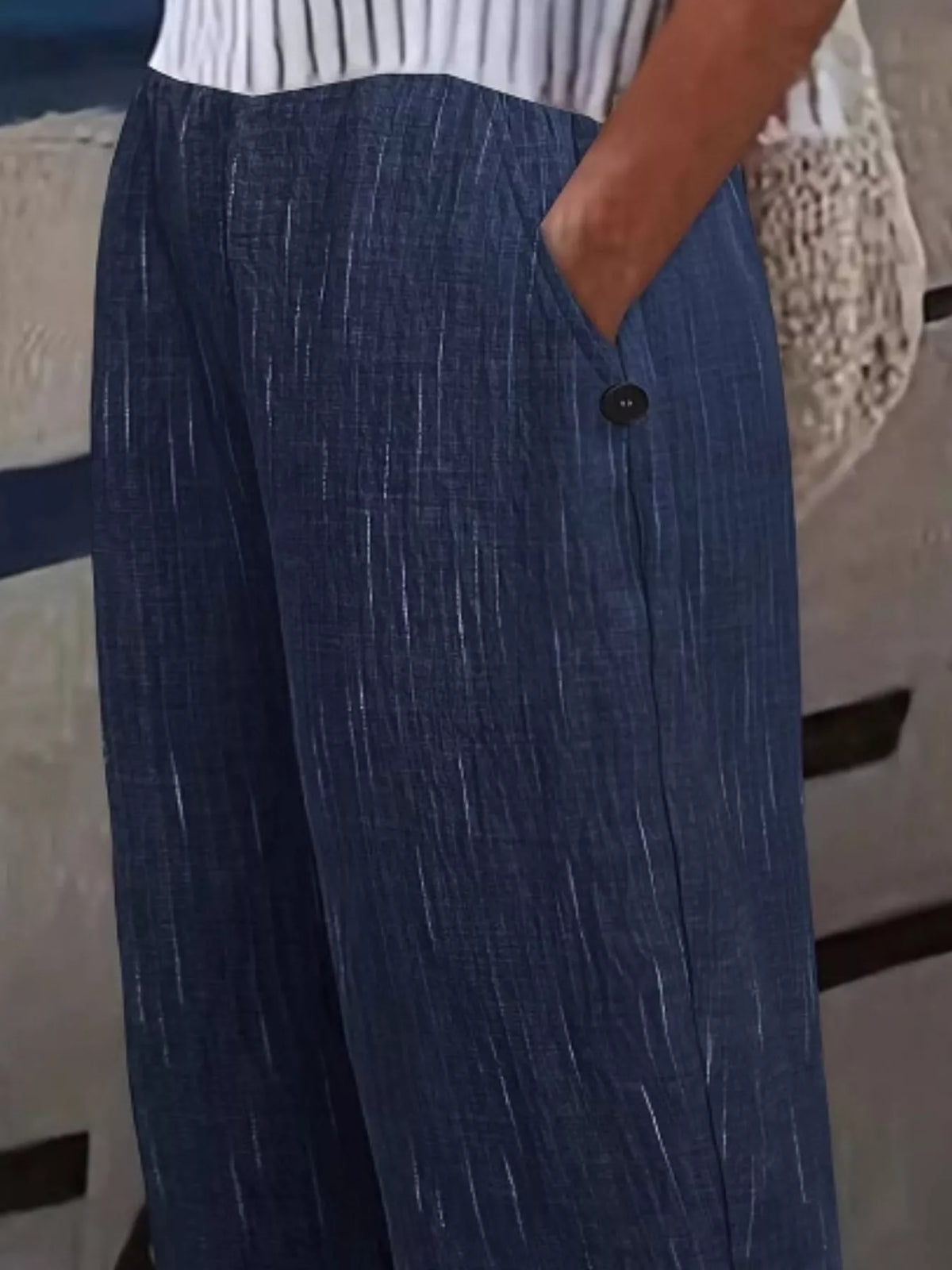 Navy loose fit cropped pants, waist and buttoned pocket