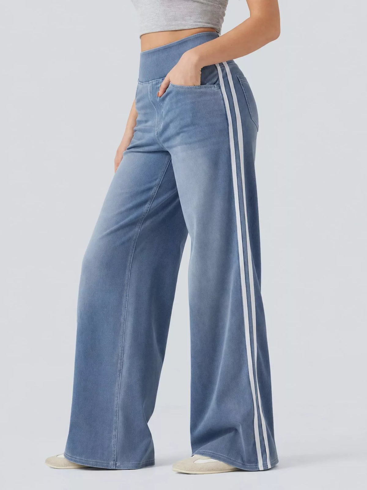 Wide-Leg Side-Stripe Jeans in medium blue