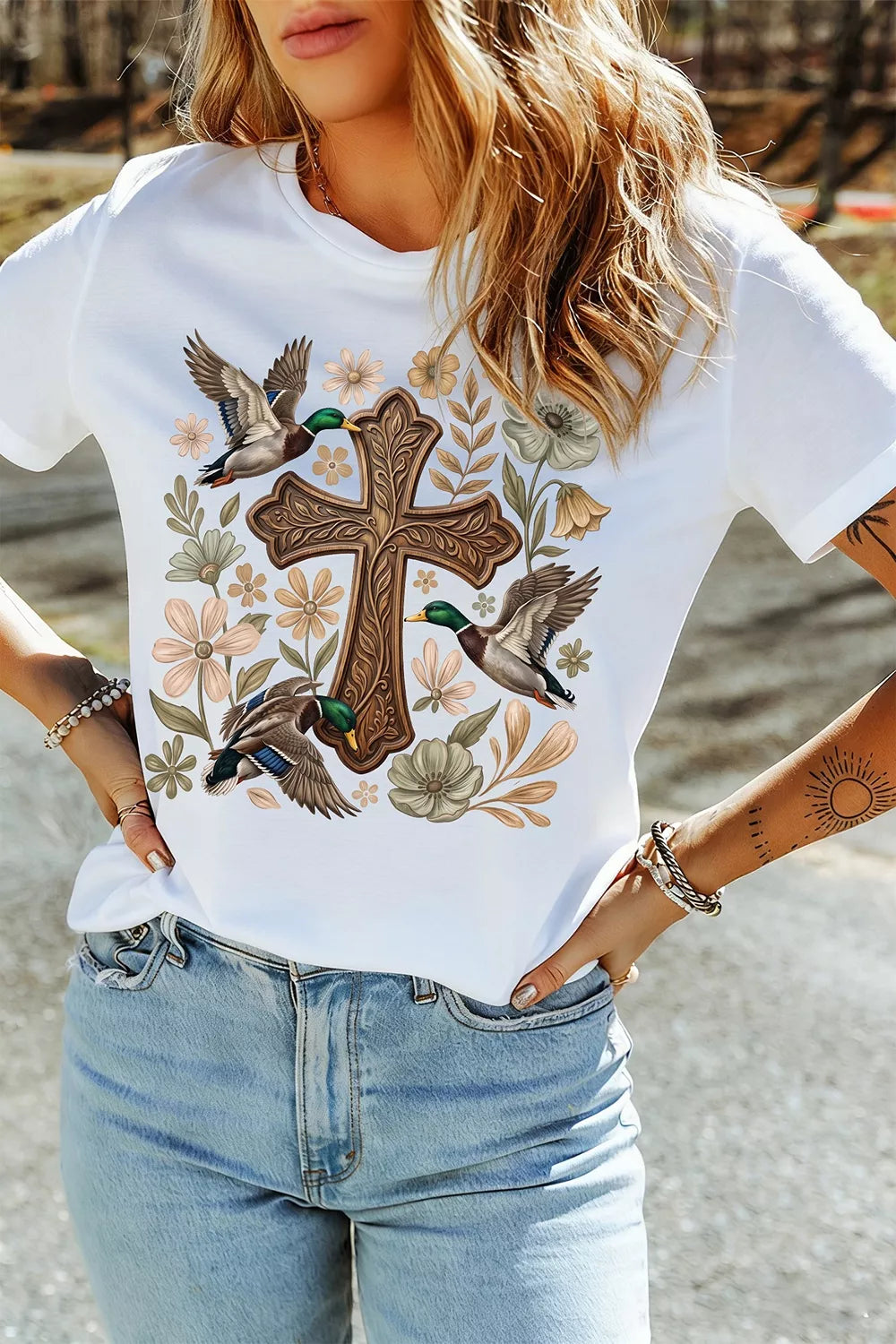 White mallard cross floral graphic T-shirt, graphic detail