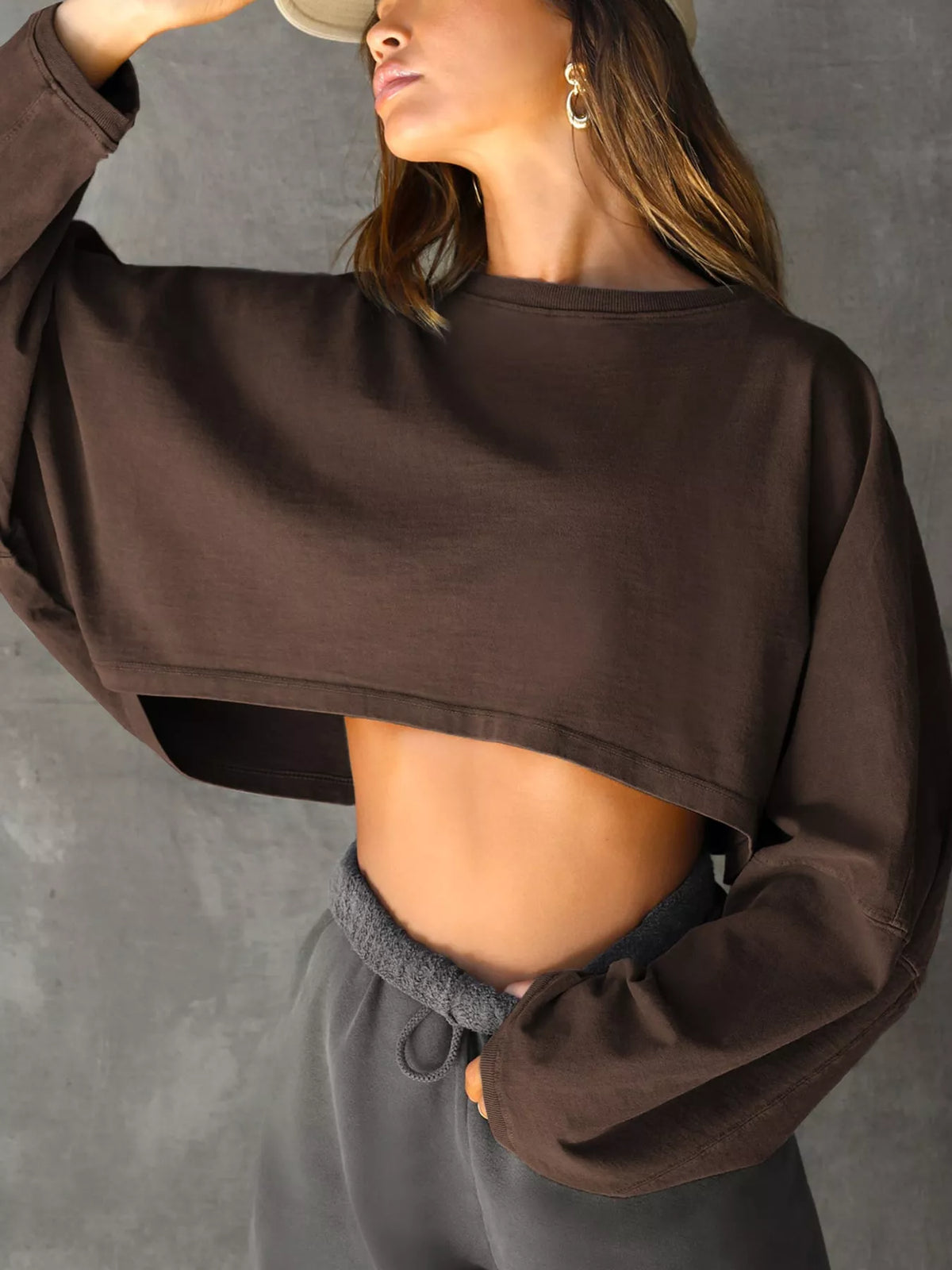 Cropped Sweatshirt in brown, front view