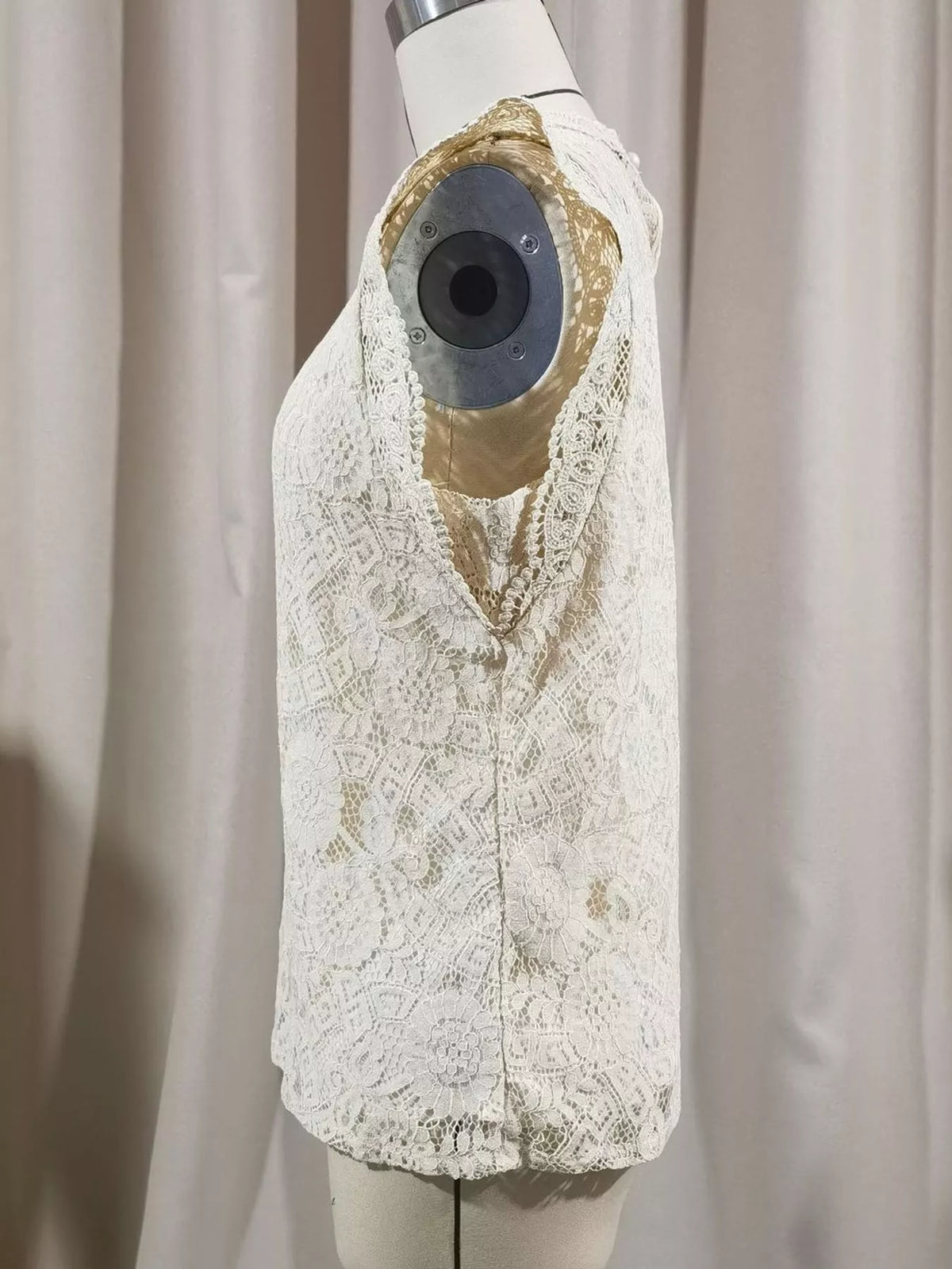 Floral Lace Sleeveless Blouse with Scalloped Trim in white