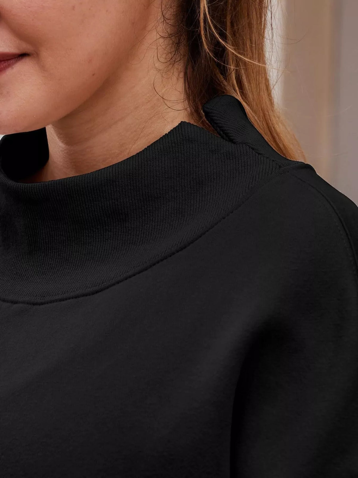 Oversized sweatshirt, black neckline detail