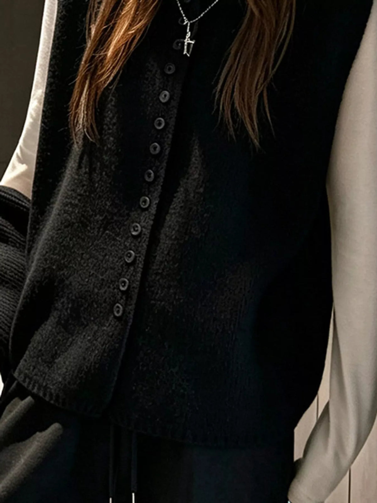Sleeveless sweater vest, garment detail