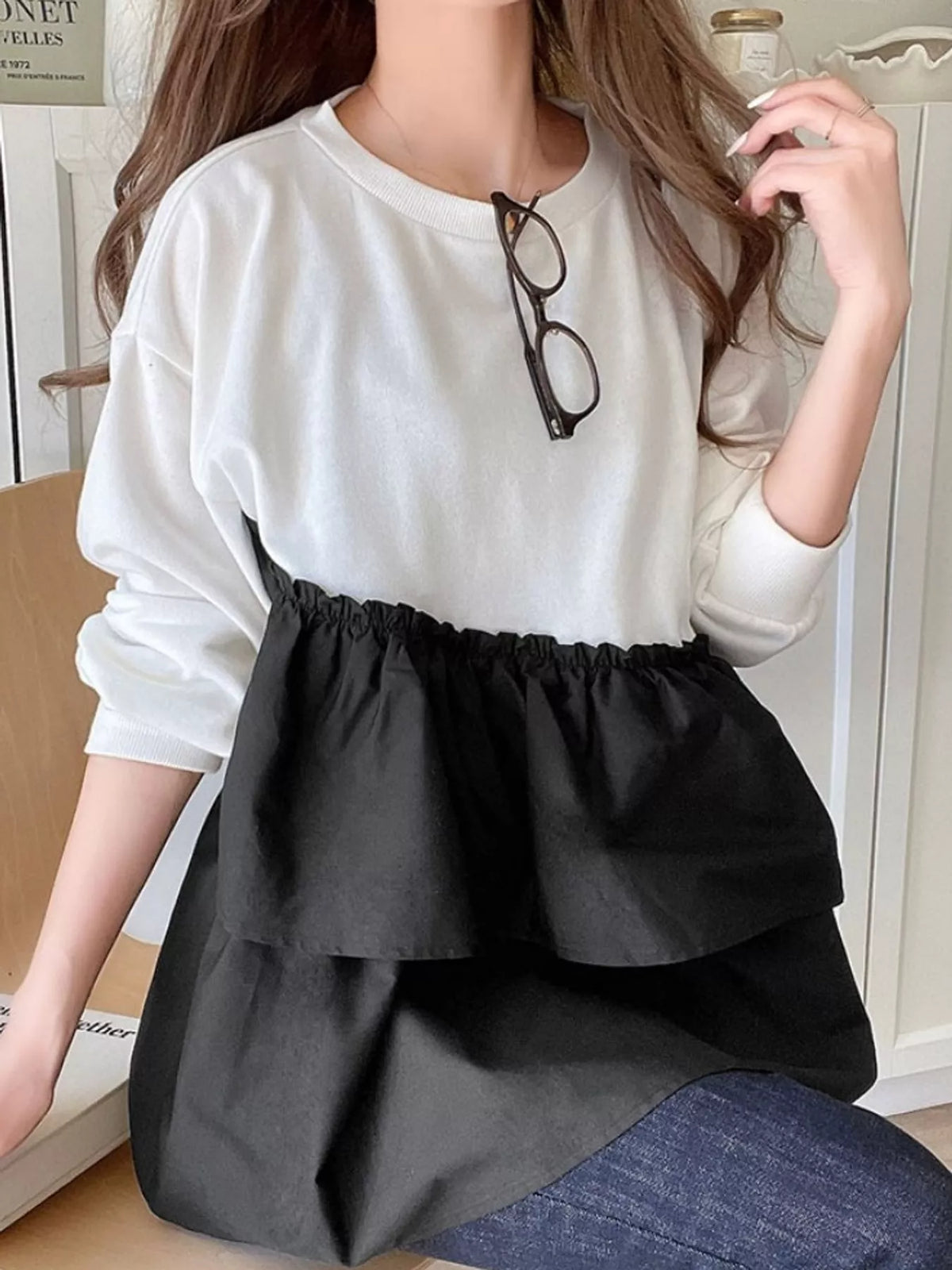 White color-block ruffled hem top