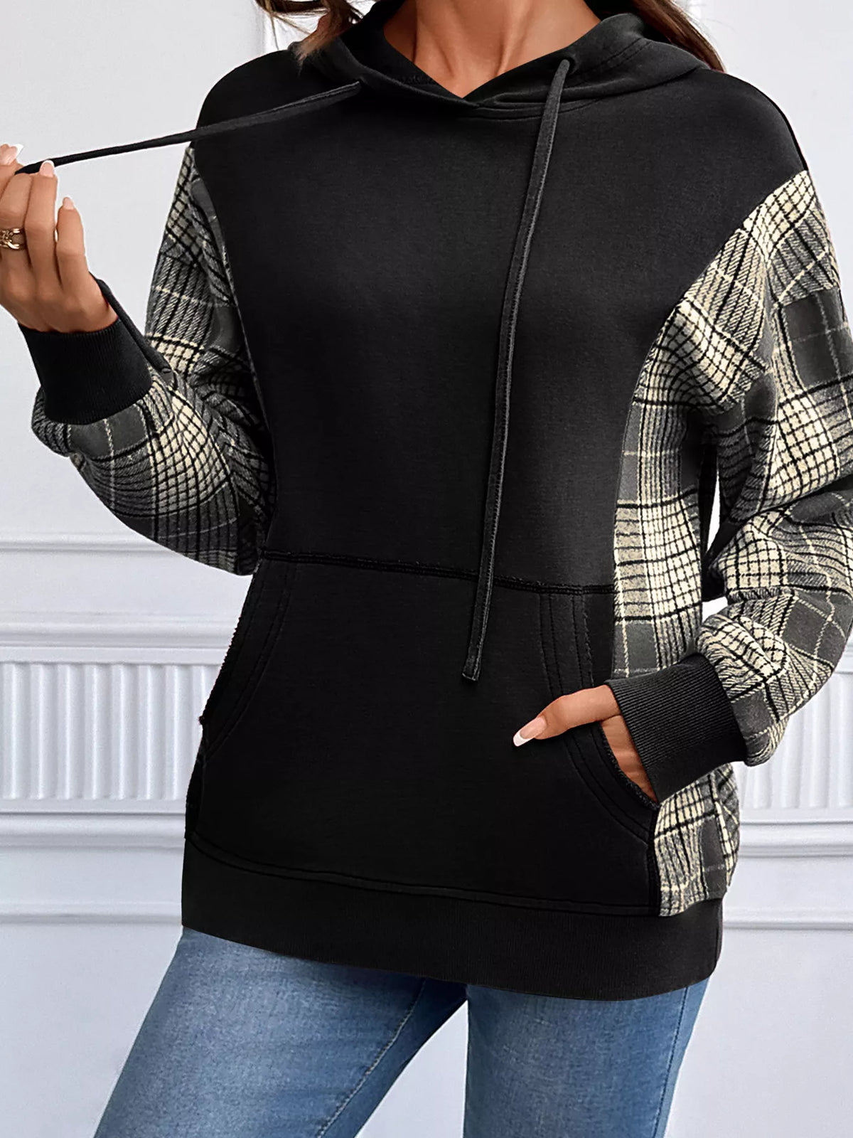 Plaid-sleeve hoodie, black drawstring front