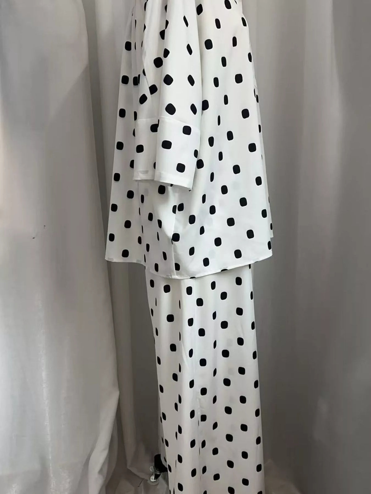 Collared 3/4 sleeve outfit set, construction and design details