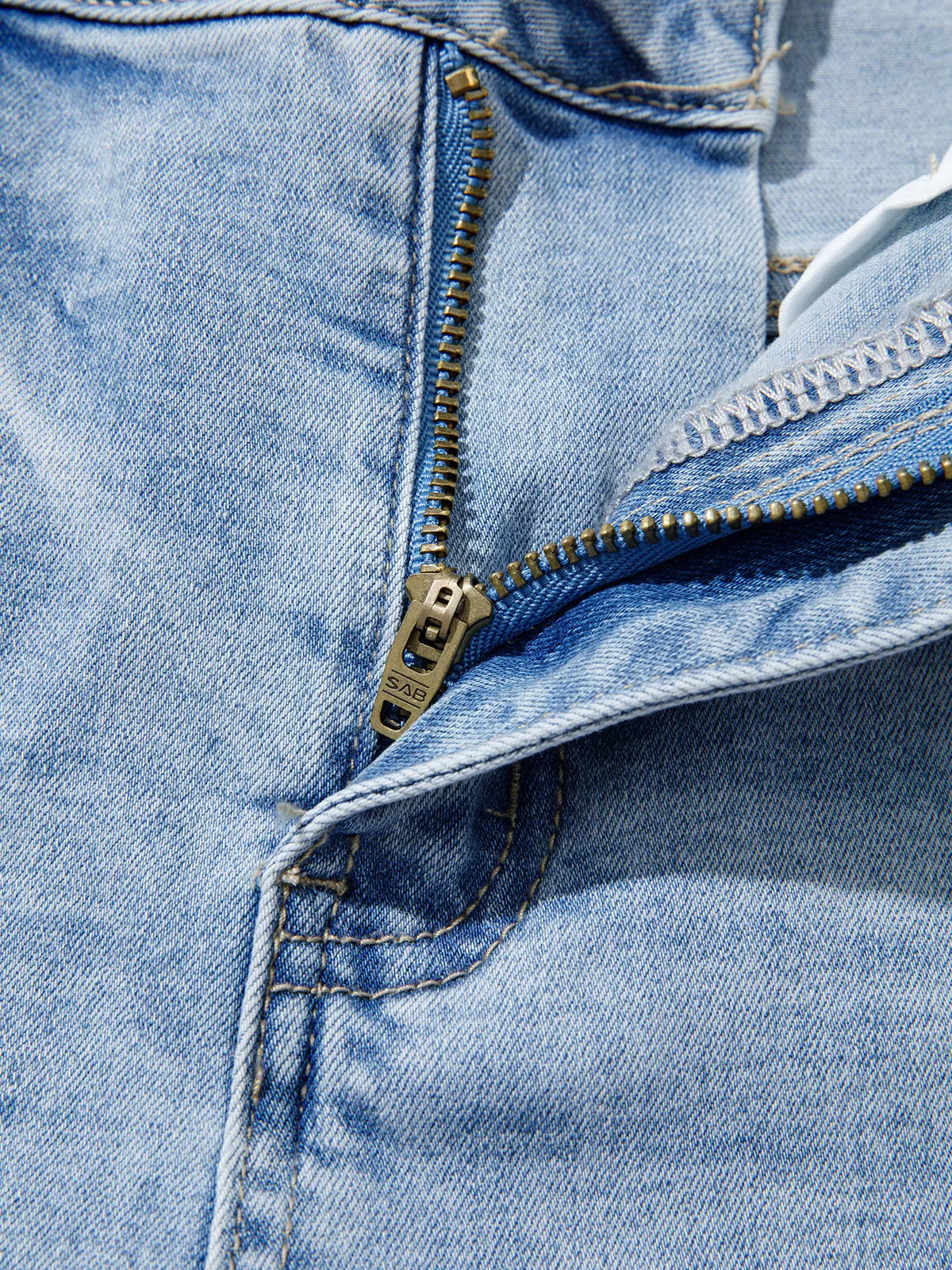 Cuffed Wide-Leg Jeans in light blue, construction detail