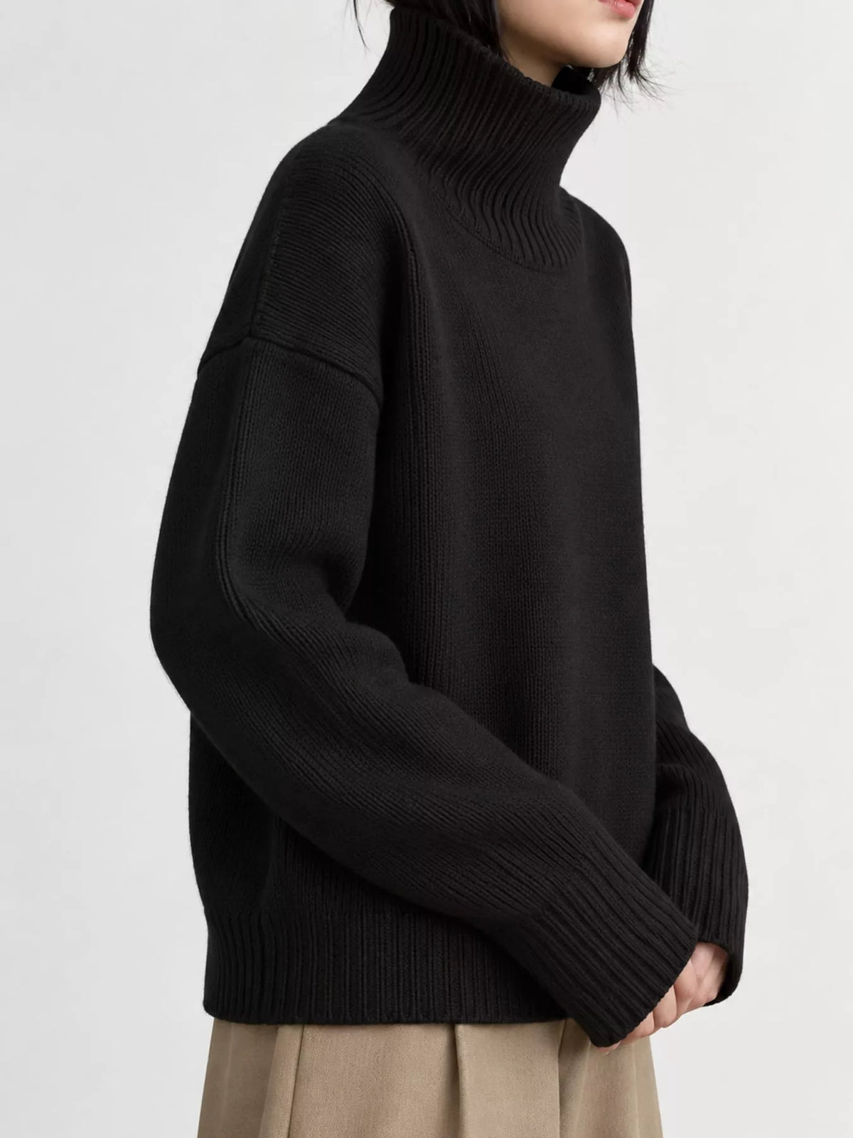 Turtleneck sweater, black side