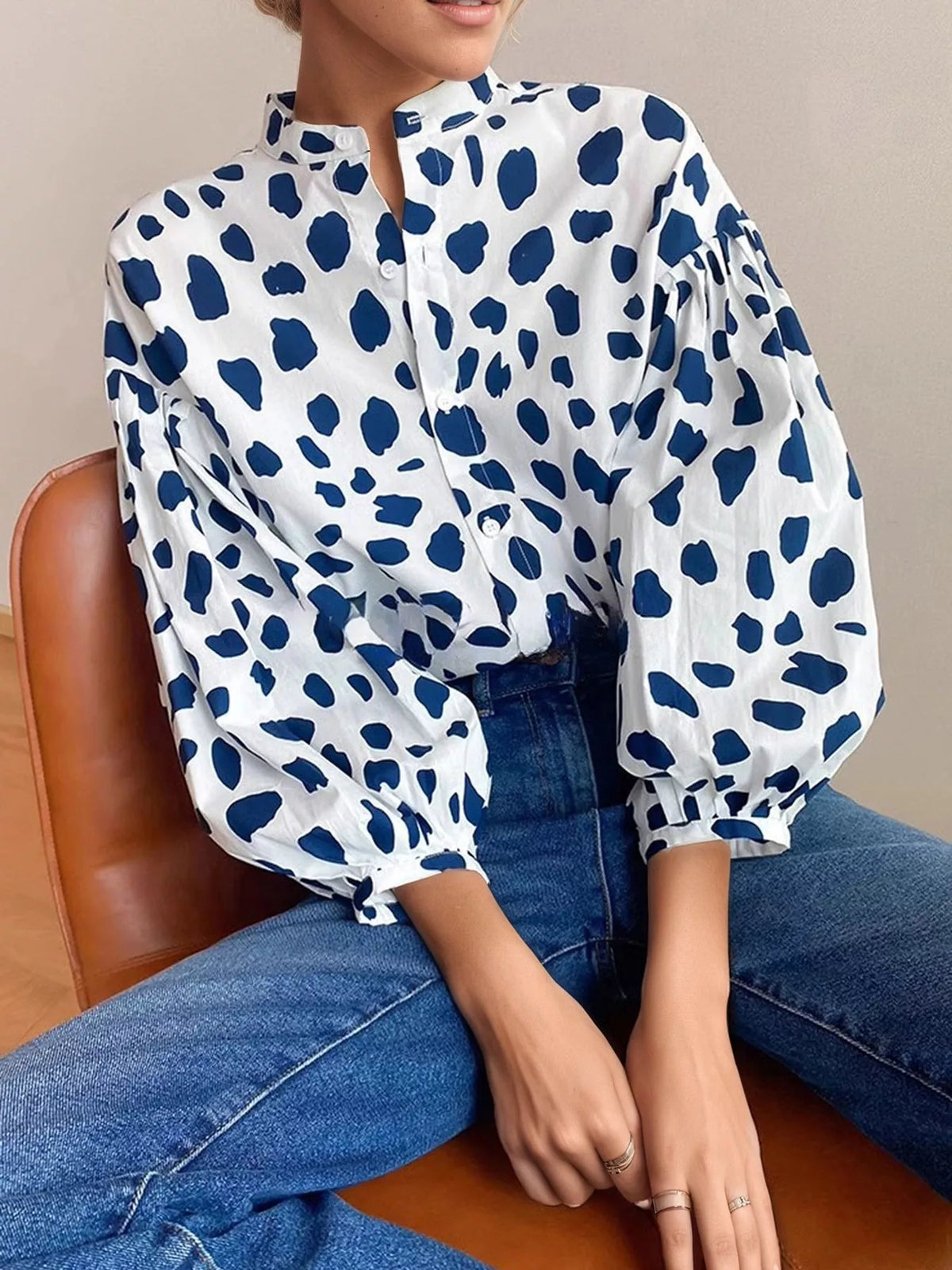 Printed puff-sleeve shirt, blue and white seated view