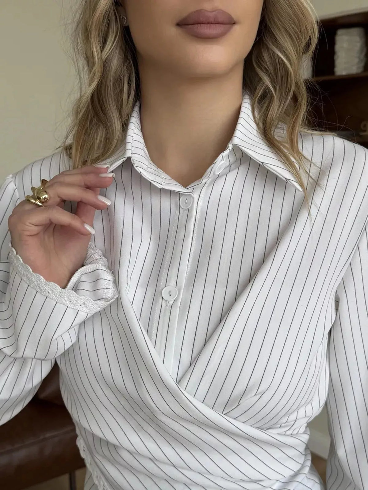 Lace-trim striped shirt, white collar detail