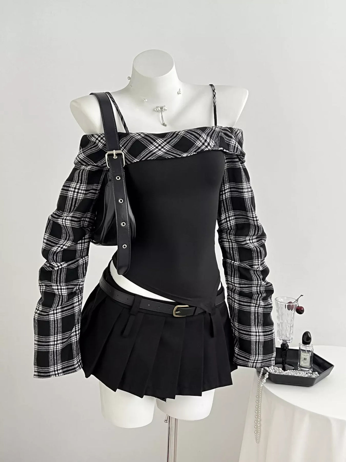 Plaid fitted top, black and plaid front