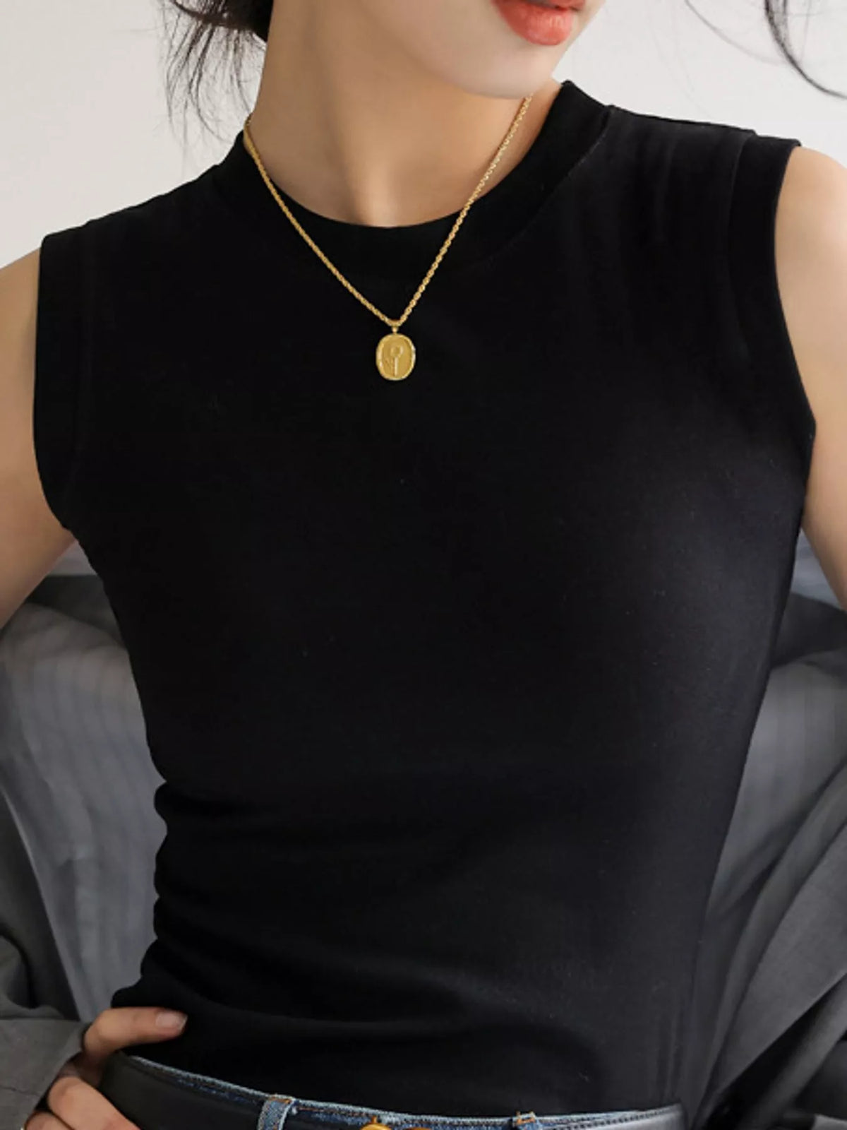 Slim-Fit Sleeveless Crew Neck Tank Top — garment construction details