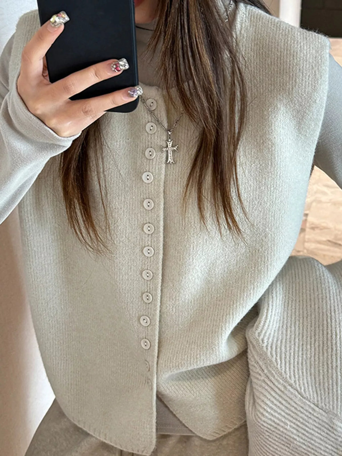 Sleeveless sweater vest, garment detail