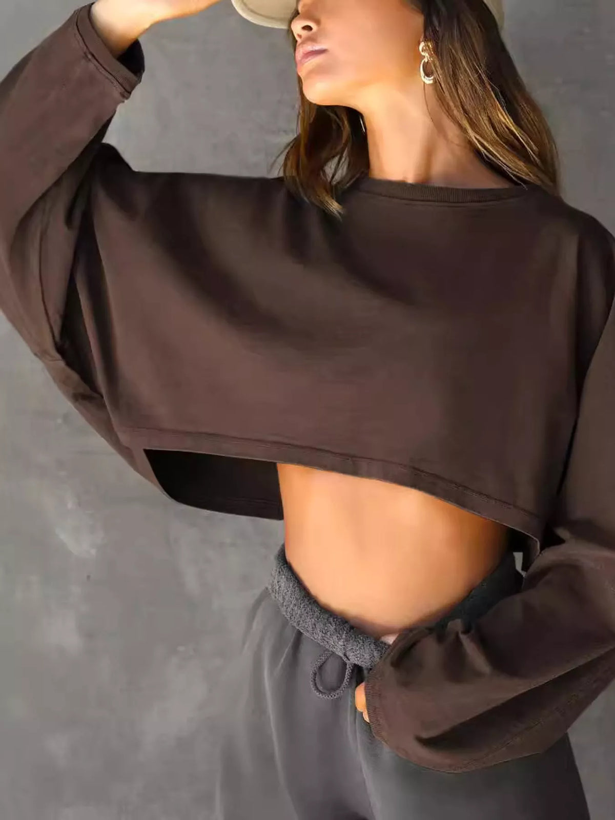 Cropped Sweatshirt in brown, front view