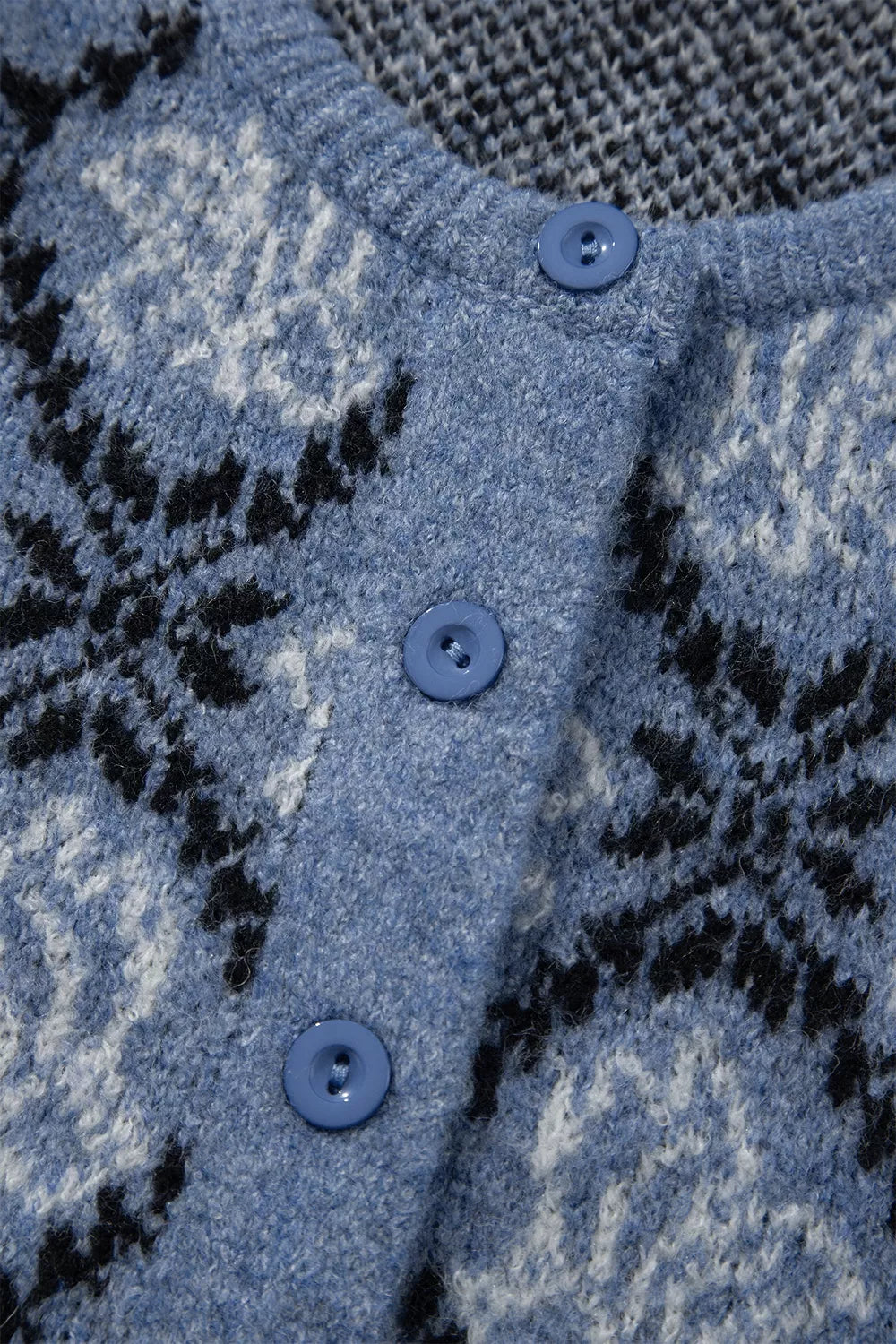 Blue geometric short sleeve cardigan, button placket close-up