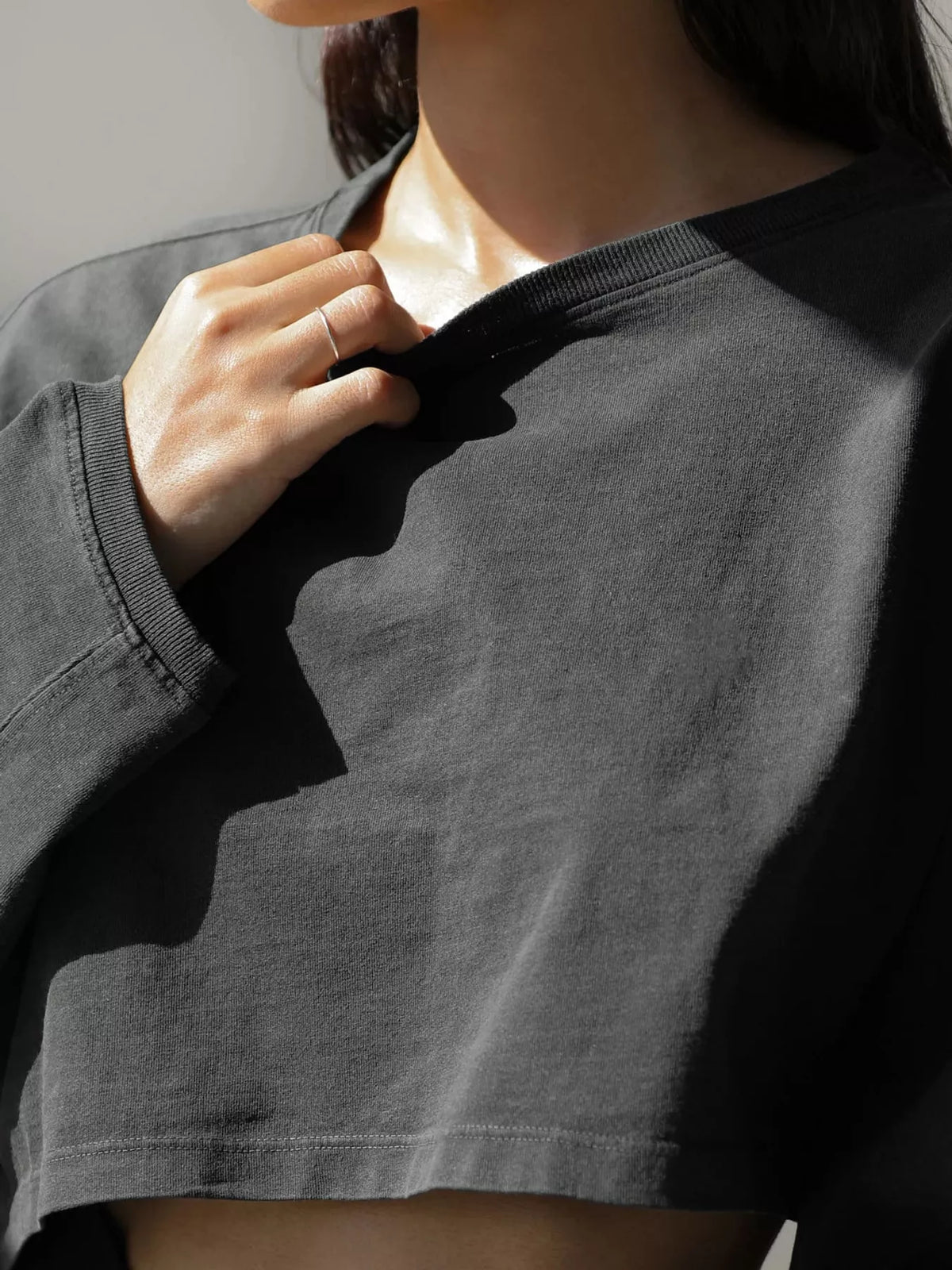 Cropped Sweatshirt in dark gray, construction detail