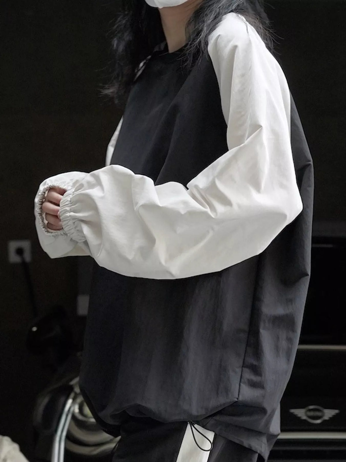 Colorblock sweatshirt, black and cream side