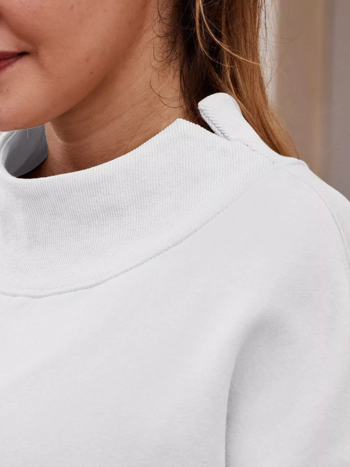 Oversized sweatshirt, white neckline detail