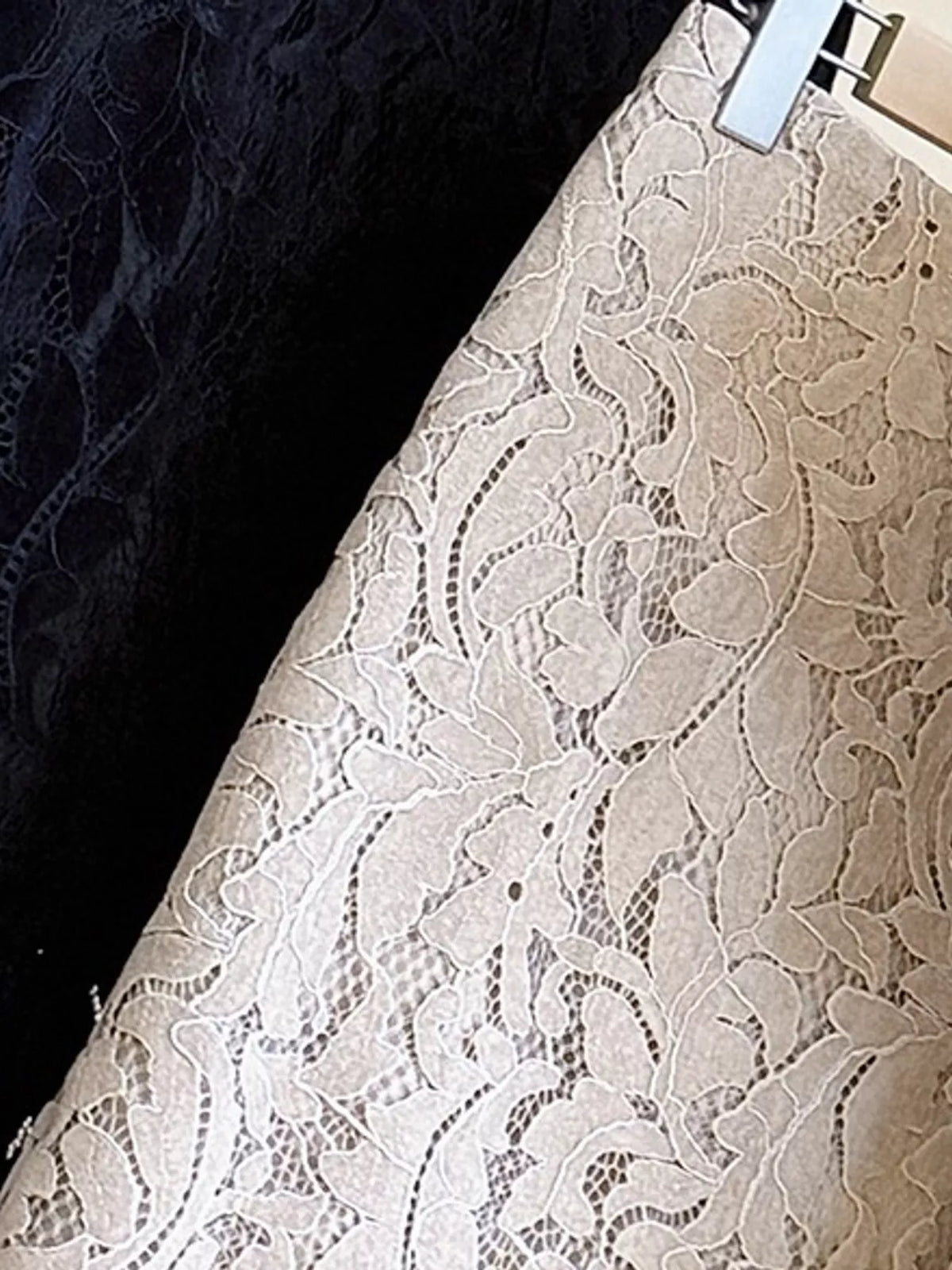 Gray Apricot high-waisted lace skirt
