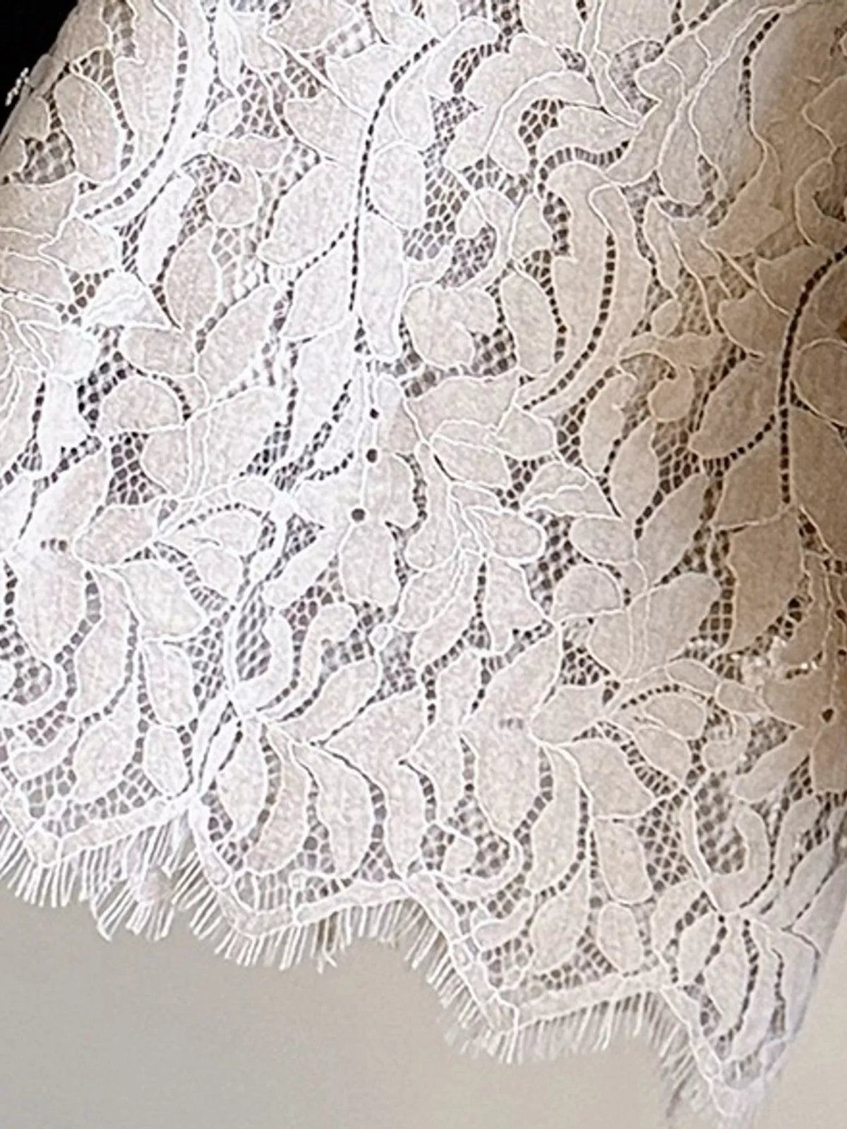 Gray Apricot high-waisted lace skirt
