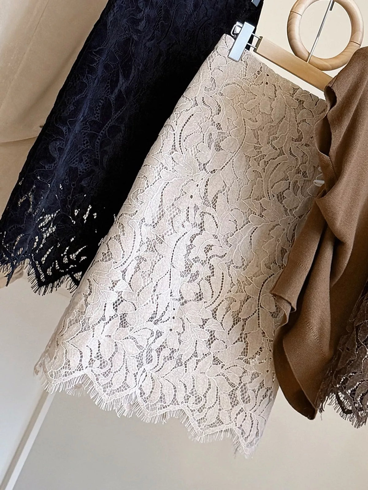 Gray Apricot high-waisted lace skirt