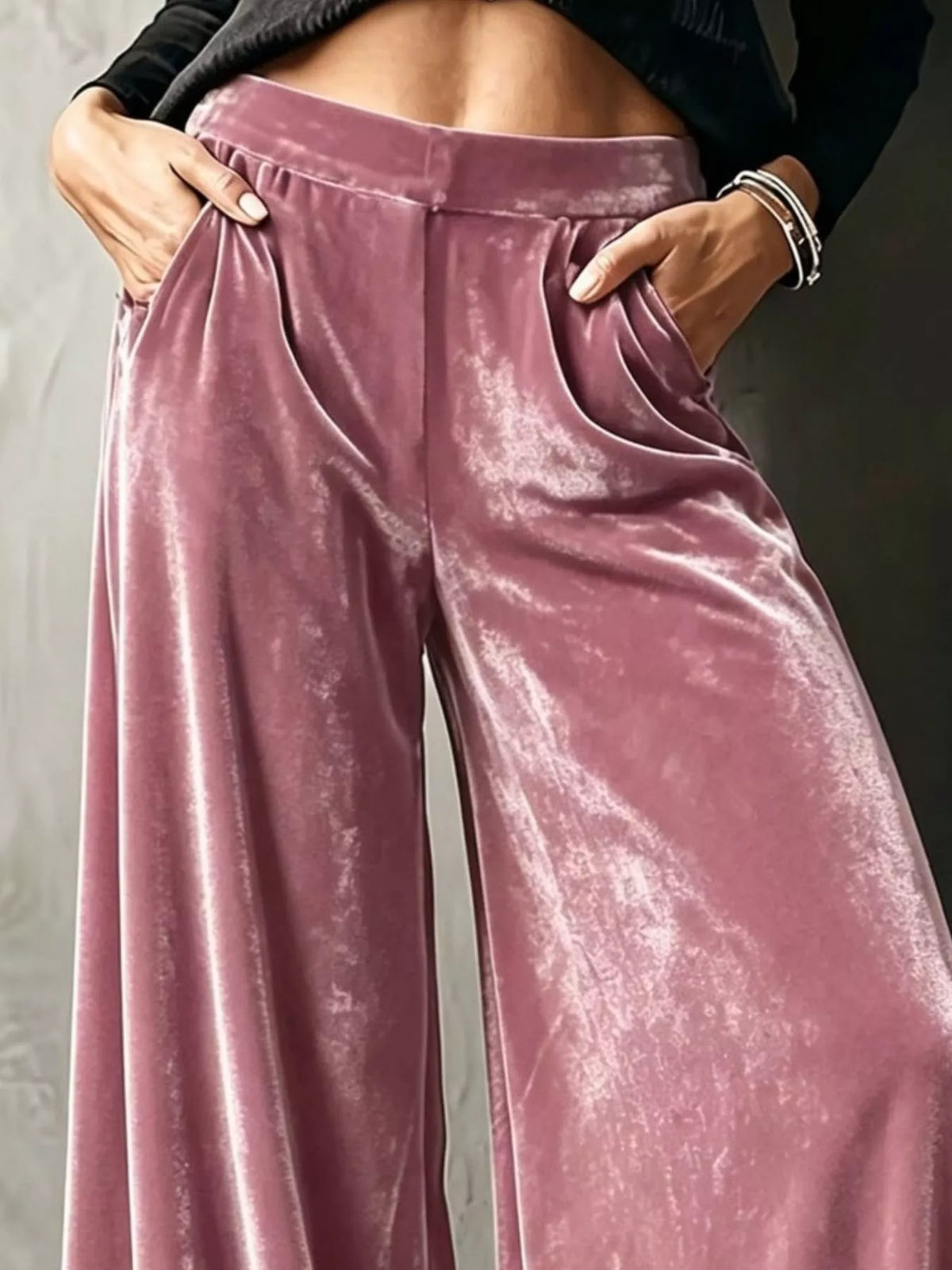 Mauve wide-leg velvet pants, waist and pocket detail