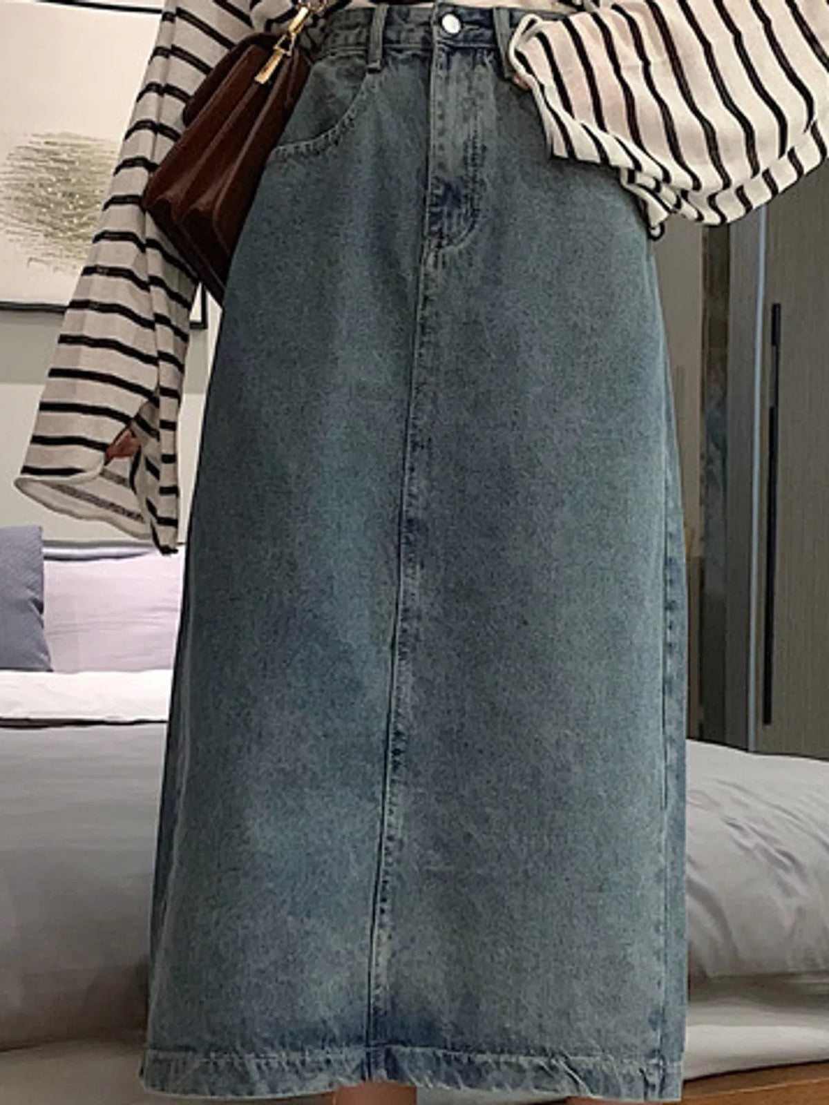 High-waisted denim midi skirt — light blue front
