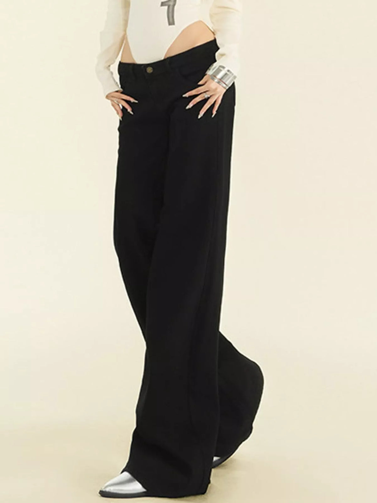Mid-Waisted Flare Jeans in black
