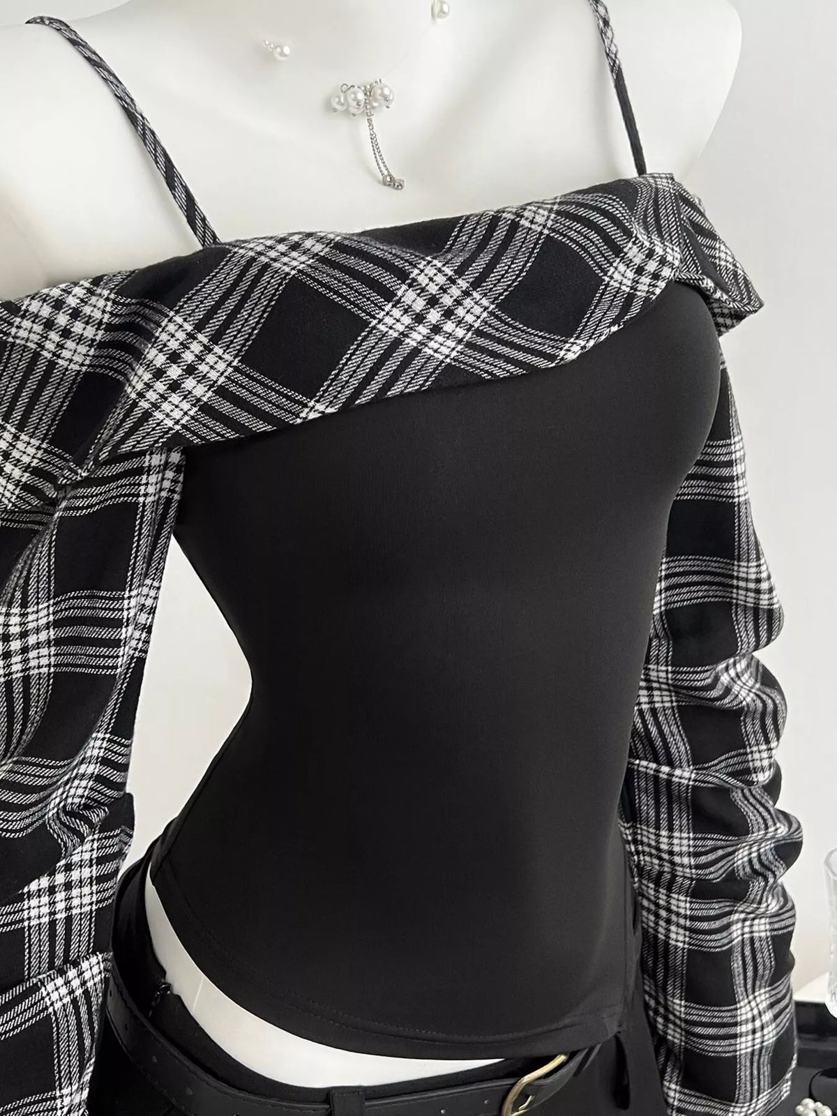 Plaid fitted top, black and plaid front
