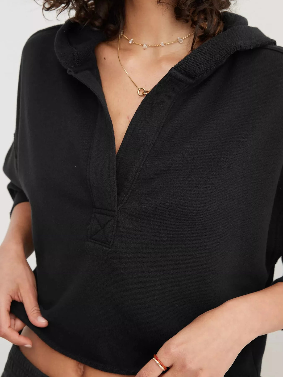 Cropped hoodie, black neckline detail