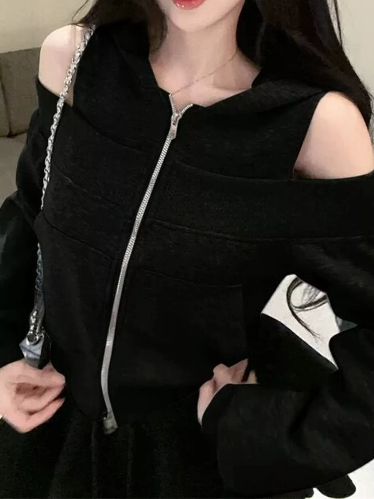 Cold-shoulder hoodie, black shoulder detail