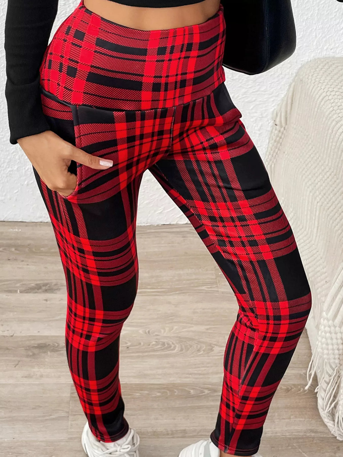 Plaid leggings, red and black front