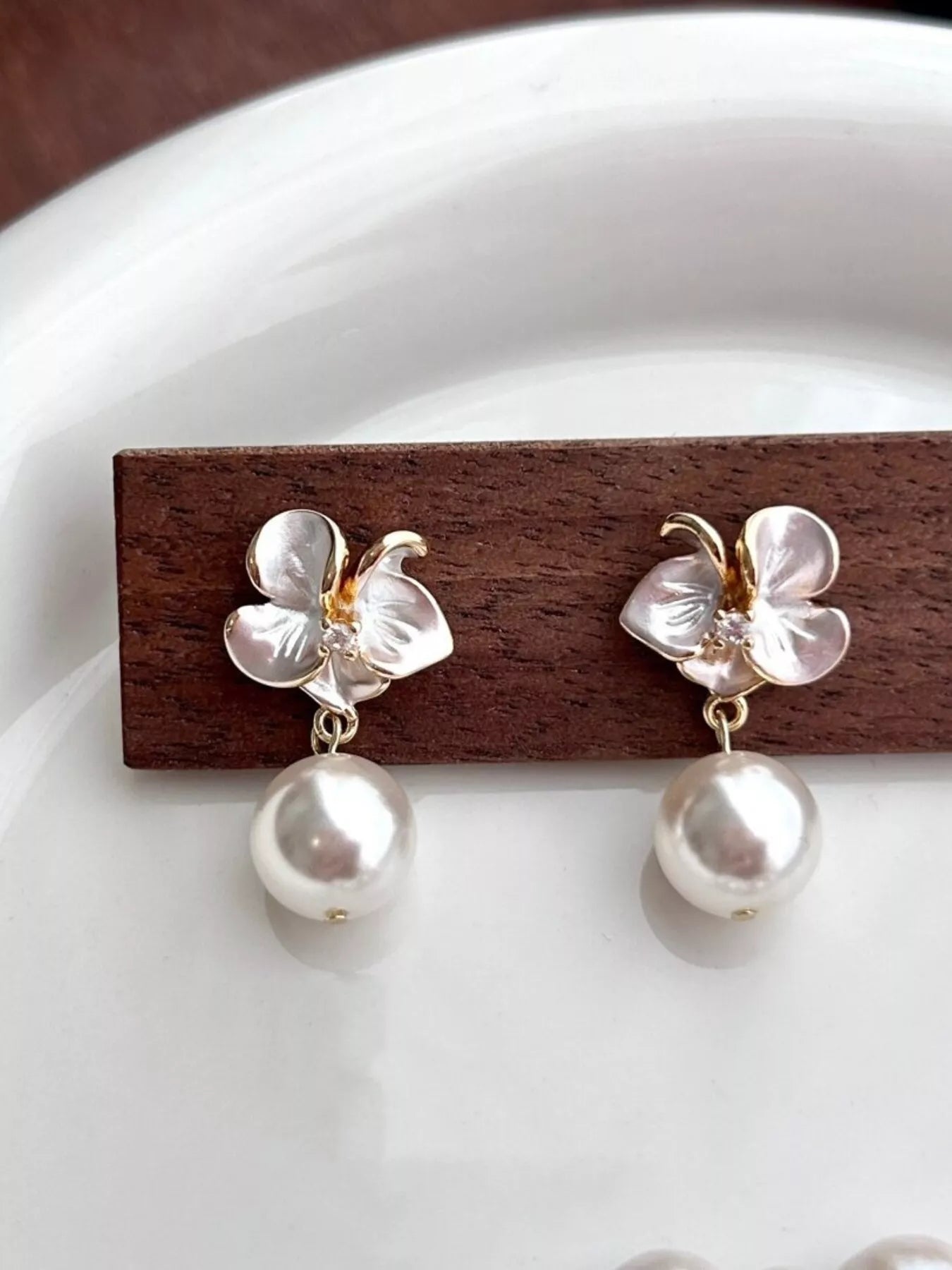 Trendsi Floral Pearl Drop Earrings -