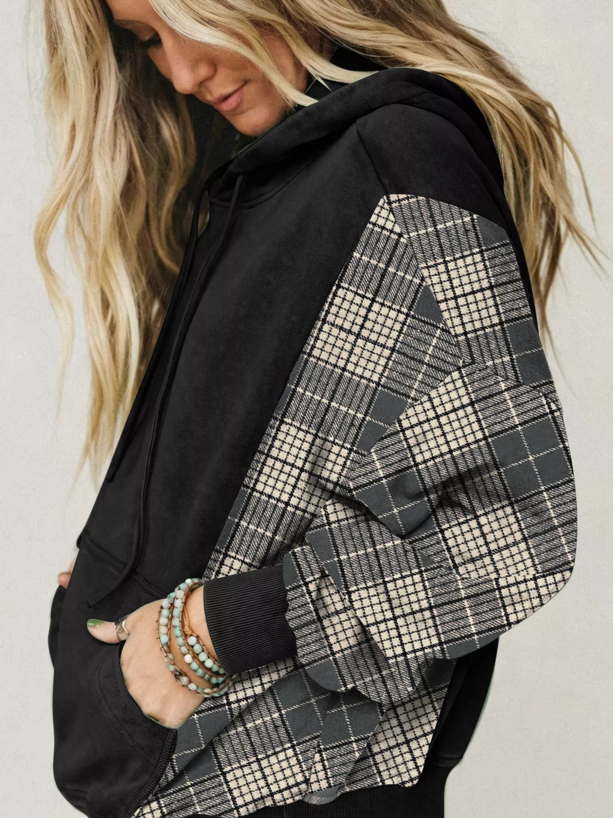 Plaid-sleeve hoodie, black side