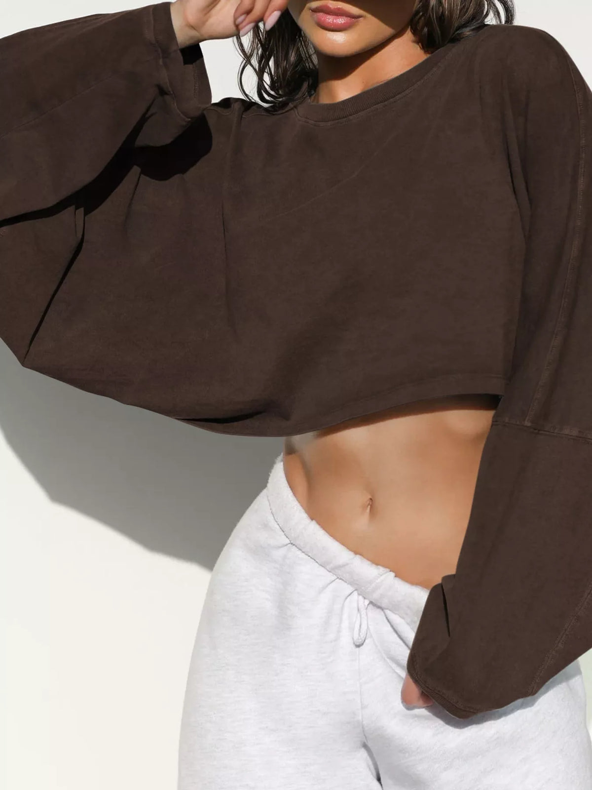 Cropped Sweatshirt in brown, front view