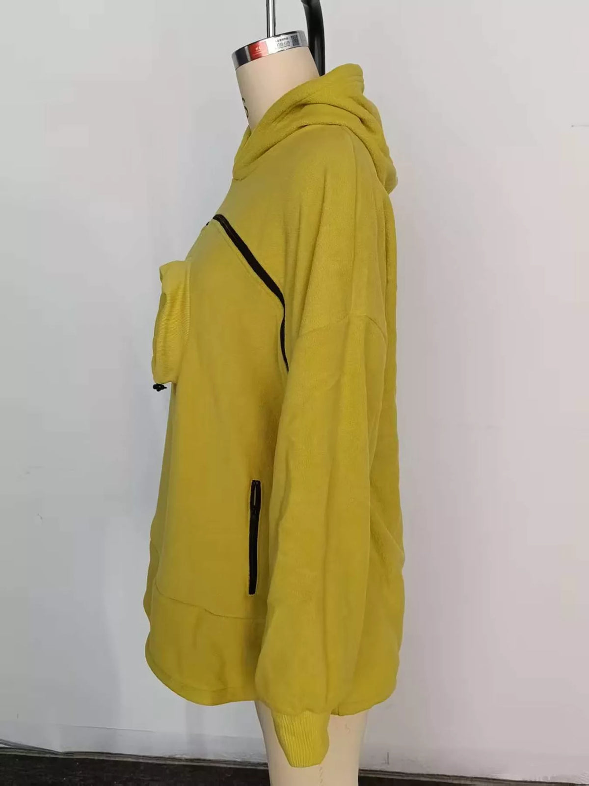Pet-pouch hoodie, yellow side