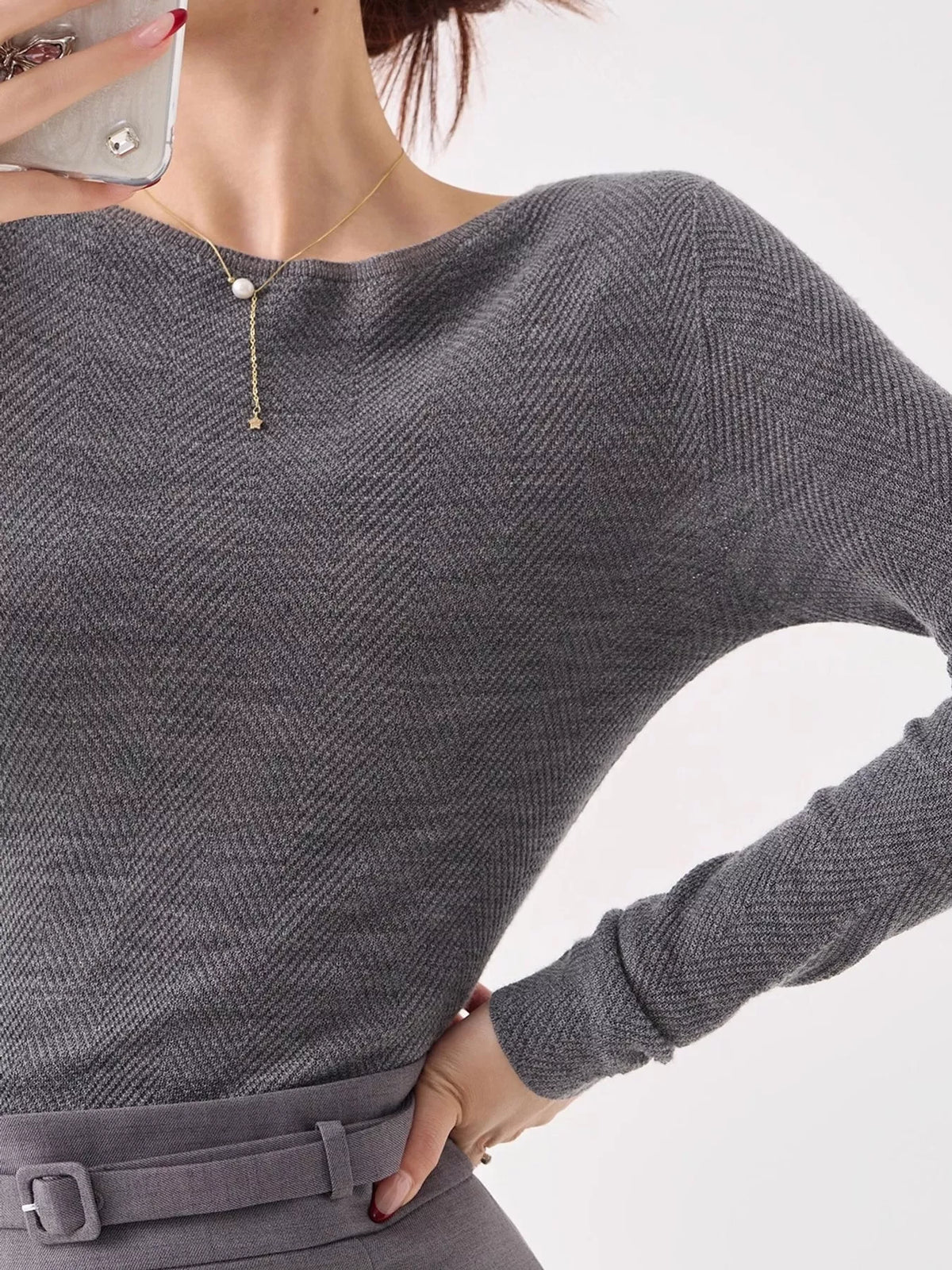 Gray herringbone knit sweater, round neckline and fine herringbone texture