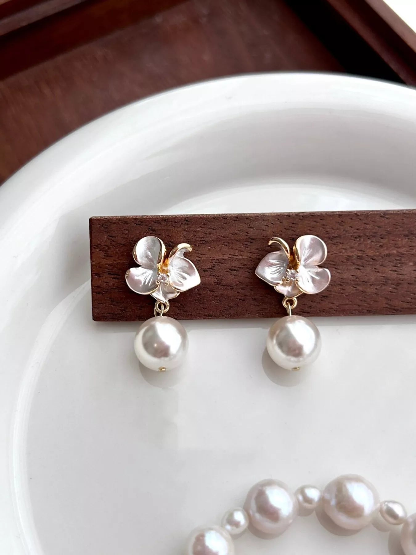 Trendsi Floral Pearl Drop Earrings -