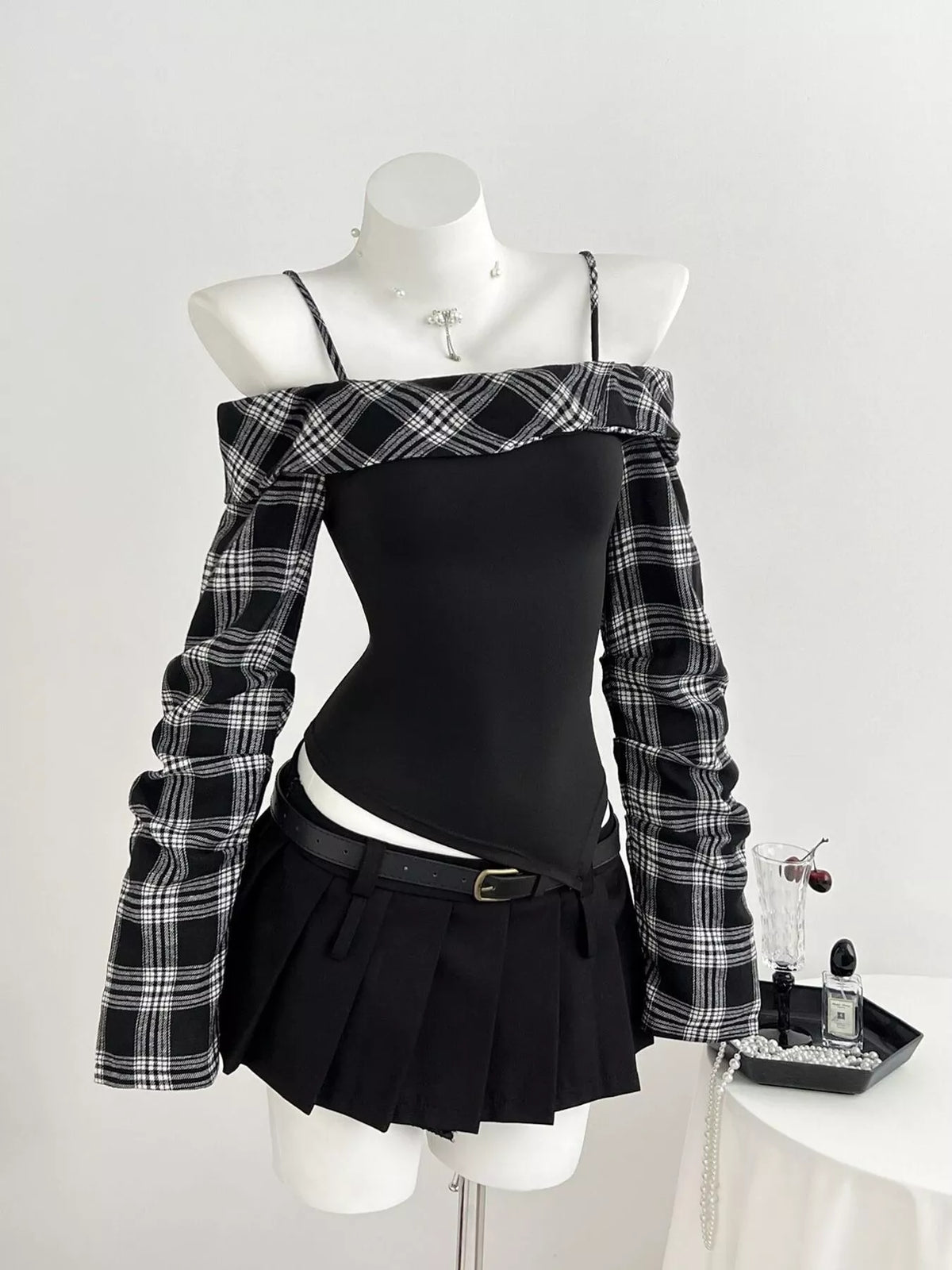 Plaid fitted top, black and plaid front