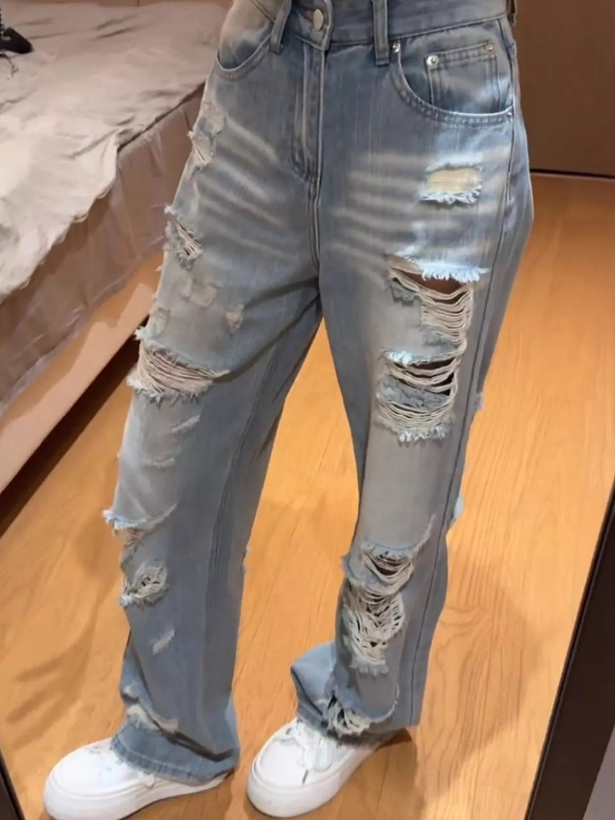 High-Waisted Distressed Jeans in vintage blue
